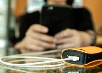 So leben Handy-Akkus länger